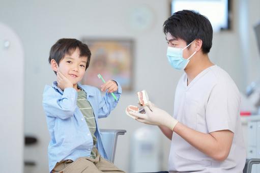 小児歯科で行うフッ素塗布とは？子どもの歯にどんな効果があるのか