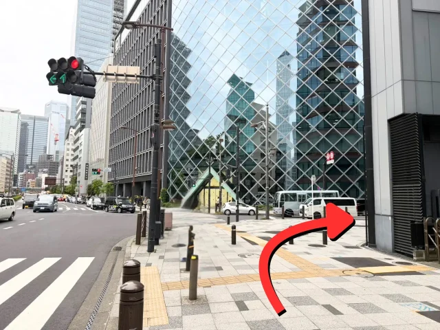 「STRONG AKASAKA（ストロング赤坂）ビル」と「SKIビル」の間の道を右に