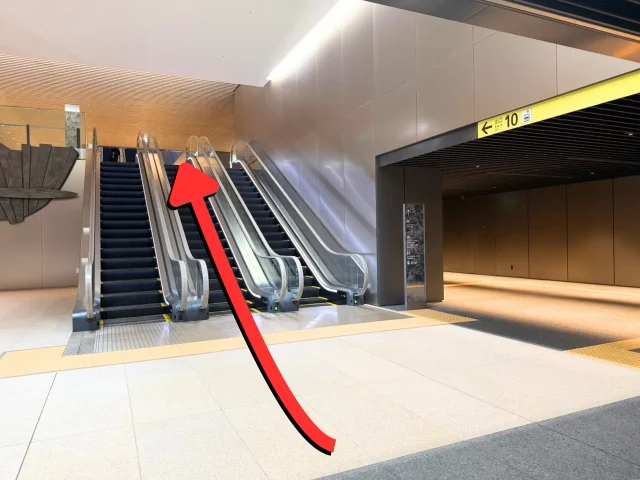 地上階（1F）へ